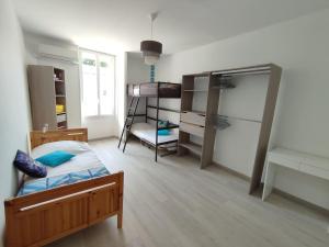 Katil dua tingkat atau katil-katil dua tingkat dalam bilik di Maison au calme avec parking proche centre-ville