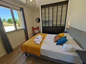 - une chambre avec un lit et des serviettes dans l'établissement Casa Amicis, à Gras