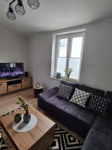 ein Wohnzimmer mit einem Sofa und einem Tisch in der Unterkunft Ferienhaus Birute in Bernkastel-Kues