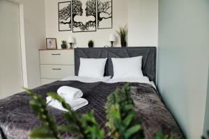 um quarto com uma cama com almofadas brancas em Just 5 by Housine em Zator