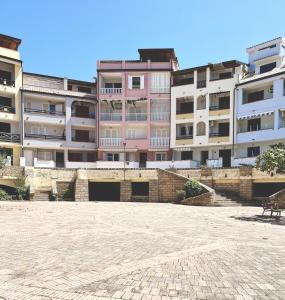 an empty courtyard in front of apartment buildings at Praialonga - Attico con terrazzo in Le Castella