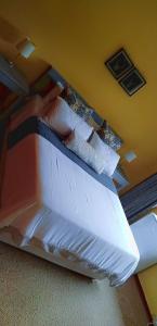 una camera con 2 letti a castello e cuscini bianchi di Nzima BnB a Estcourt