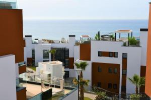 - une vue sur un bâtiment avec l'océan en arrière-plan dans l'établissement Casa Kerr - Luxury Apt - Sleeps 9 - Los Boliches, à Malaga