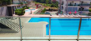 สระว่ายน้ำที่อยู่ใกล้ ๆ หรือใน Luxury Apartment 7min Walk to Beach Kestel Alanya