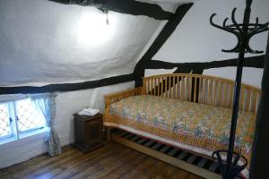 een slaapkamer met een bed en een raam in een kamer bij Hathaway Hamlet in Stratford-upon-Avon