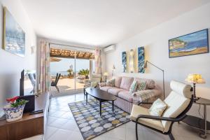 a living room with a couch and a table at Casa Sol in Ferragudo