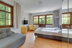 1 dormitorio con 1 cama y 1 sofá en Dom & House - Apartamenty Zacisze, en Sopot