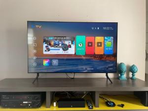a flat screen tv sitting on top of a shelf at Apto no centro da cidade mais alemã do Brasil in Pomerode