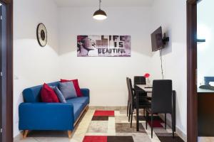un soggiorno con divano blu e tavolo di PrimoPiano - Casoretto a Milano