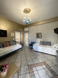 Voula's Apartment في إيلافونيسوس: غرفة معيشة مع كنبتين وطاولة