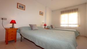 1 dormitorio con 2 camas y ventana en Apartamento Mar Azul Ref 6364, en Torrevieja