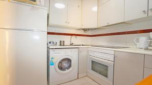 y cocina con lavadora y nevera. en Apartamento Mar Azul Ref 6364, en Torrevieja