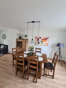 ein Esszimmer mit einem Holztisch und Stühlen in der Unterkunft Ferienhaus Birute in Bernkastel-Kues