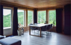 comedor con mesa, sillas y ventanas en Stunning Home In Rauland With House A Mountain View, en Rauland
