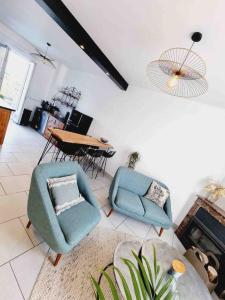 ソワソンにあるLa Citadine, maison avec jardin…の椅子2脚とテーブルのあるリビングルーム +15枚の写真