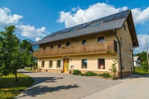 une maison avec des panneaux solaires sur le toit dans l'établissement Pr'Jernejc Agroturism, à Lesce