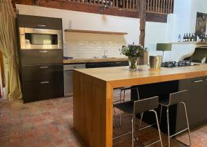 een keuken met een aanrecht en een fornuis top oven bij De Twee Zwanen in Delfstrahuizen