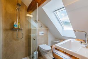 een badkamer met een douche, een toilet en een wastafel bij Pr'Jernejc Agroturism in Lesce