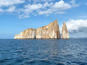 Une grande formation rocheuse au milieu de l'océan dans l'établissement Casa D'Lucas, à Puerto Baquerizo Moreno