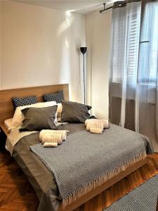 um quarto com uma cama com almofadas em Apartman Ines em Rijeka