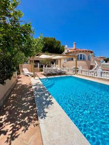 basen przed domem w obiekcie Relaxdiversión en Villa Piscina bbq y cocina ext w mieście Calpe