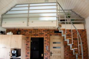 eine Ziegelwand mit einer Treppe in einem Zimmer in der Unterkunft Domki na Wzgórzu - Rospuda - Domek z sauną in Filipów