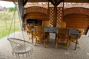 Patio alebo iná vonkajšia časť ubytovania Domki na Wzgórzu - Rospuda - Domek z sauną