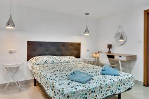 A bed or beds in a room at Casa Primera by Aldertons
