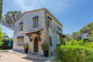 uma pequena casa com plantas em frente em Villa Regina 500 métres de la plage em La Garonnette-Plage