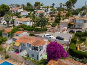 The surrounding neighborhood or a neighborhood close to the holiday home