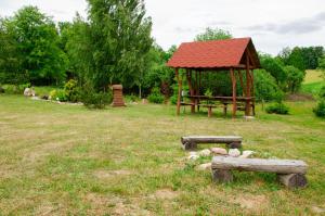 Vonkajšia záhrada v ubytovaní Domki na Wzgórzu - Rospuda - Domek z sauną