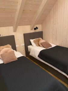 sypialnia z 2 łóżkami w pokoju w obiekcie Čudovita koča na samem, Gorenka w mieście Cerklje na Gorenjskem