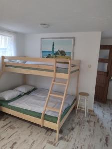 Katil dua tingkat atau katil-katil dua tingkat dalam bilik di Boszkowo Domki-Stonki