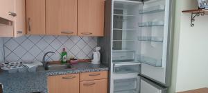 una cucina con frigorifero e porta aperta di Villa Alba a Kinira