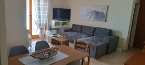 sala de estar con sofá y mesa en Villa Alba en Kinira