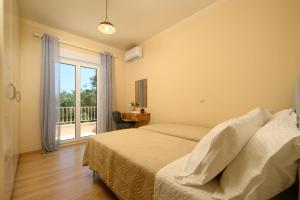 1 dormitorio con 1 cama y ventana con balcón en Aeras Luxury Villa, en Kastanéa