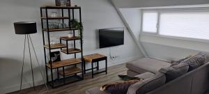 uma sala de estar com um sofá e uma televisão em Kerkakker2 Modern apartment in the city center em Eindhoven