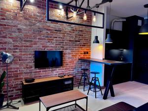 Televízia a/alebo spoločenská miestnosť v ubytovaní Loft Apartment Browary Warszawskie