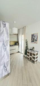 サンレモにあるResidence Eucalyptus Suite 2 casa indipendenteの白い壁とウッドフロアのキッチン