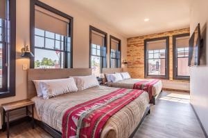 Postel nebo postele na pokoji v ubytování Crosby Lofts