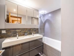 Kúpeľňa v ubytovaní Appartement Charme 2 pièces cabine, skis aux pieds, balcon, WIFI, au cœur de Tignes le Lac - FR-1-502-479 + 9 fotografií