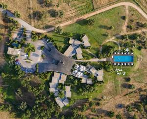 eine Luftansicht eines Hauses mit blauem Gebäude in der Unterkunft Herdade da Cortesia Hotel in Avis