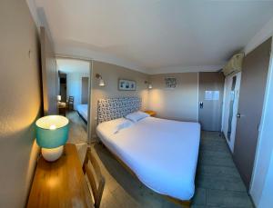 Ένα ή περισσότερα κρεβάτια σε δωμάτιο στο Contact Hotel LE SUD Montpellier Aéroport Parc Expo Arena