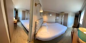 Ένα ή περισσότερα κρεβάτια σε δωμάτιο στο Contact Hotel LE SUD Montpellier Aéroport Parc Expo Arena