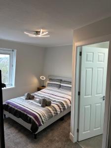 Schlafzimmer mit einem Bett und einem Fenster in der Unterkunft Winmar in Inverness