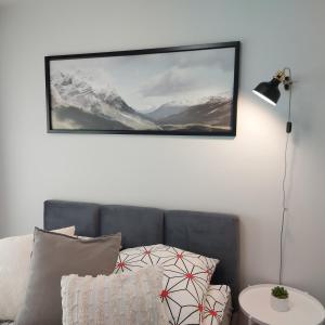sala de estar con sofá y una foto en la pared en Willa Cyrek en Zakopane