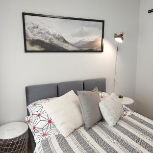 1 dormitorio con 1 cama con una foto en la pared en Willa Cyrek en Zakopane
