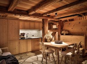 una cucina con tavolo e sedie in una stanza di Burgfrieder Mühle a Rasun di Sopra