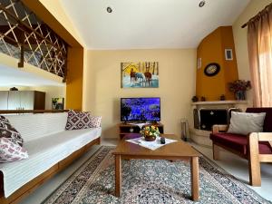 Ruang duduk di Hilltop Lodge Orma