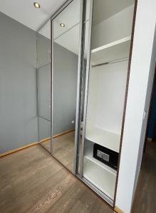 Zimmer mit einem Glasschrank und einem Spiegel in der Unterkunft SkyView apartments in Budva